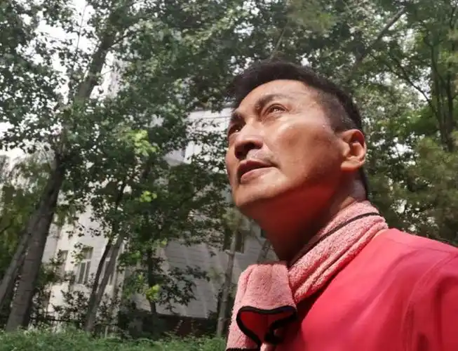 展昭何家劲街头做公益腰上系垃圾袋捡烟头62岁身材健硕