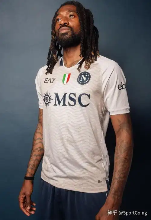 那不勒斯推出限量款无处不在的球衣