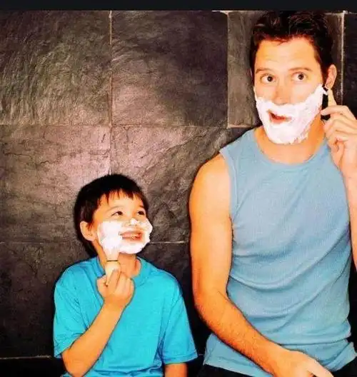 "孩子喜欢模仿大人"怎么办?聪明的家长这样做