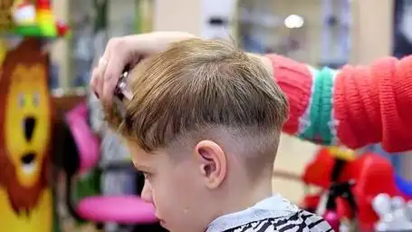 时尚又舒适:为0~1岁男宝宝挑选完美发型