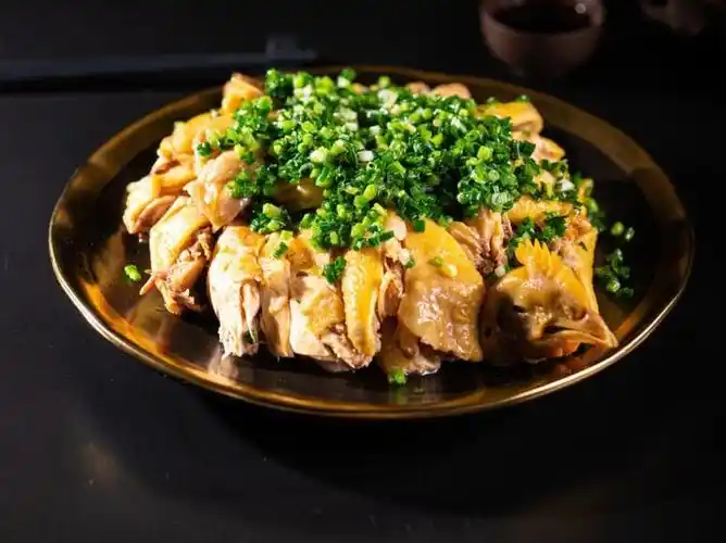 葱油鸡,一道做法简单的广东名菜,葱香十足,鲜嫩多汁又好吃