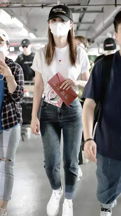 蔡卓妍亮相上海机场她这次搭配的非常简洁看上去也特别的靓丽