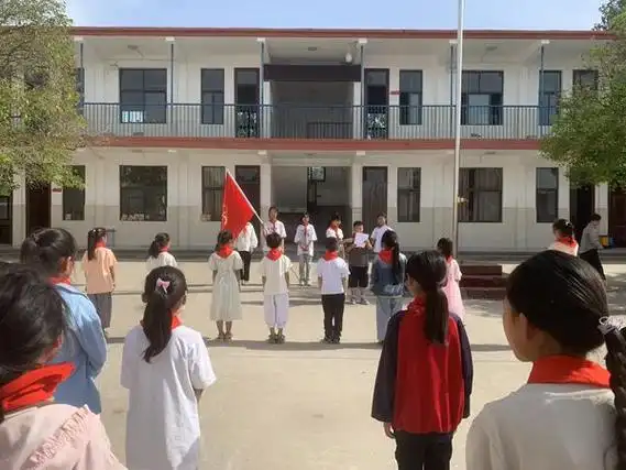 [登封市朝阳路小学]举行少先队员入队仪式_学校时讯_dfedu