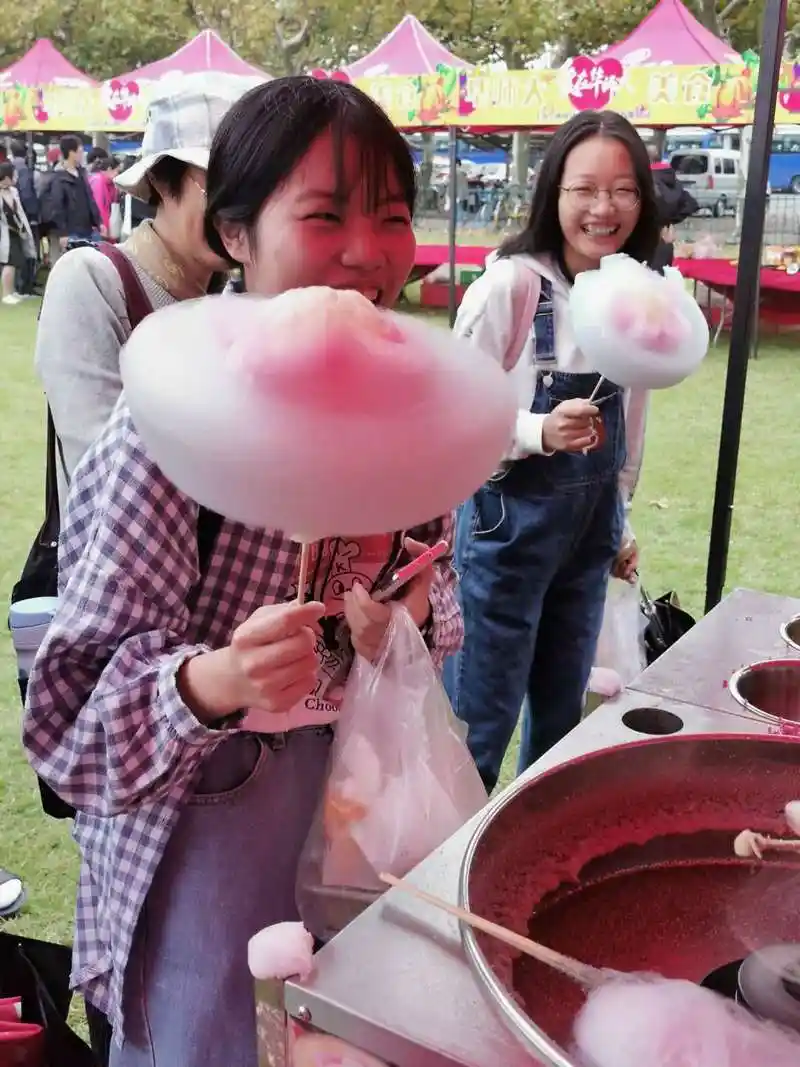 图为现场制作的棉花糖,糖画等传统手艺引来00后大学生好奇围观.