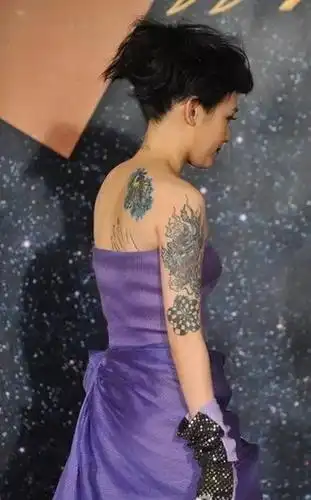 蔡依林 |||蔡依林纹身有4处,一处是在手左手手指上,是一个蛇纹身.