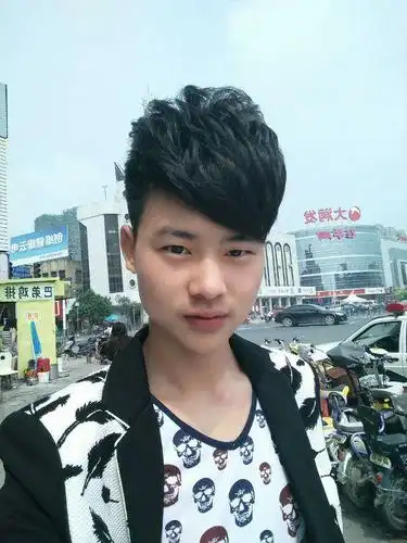 个小名,方便别人叫我使用的,我名字叫孙敏会,18岁,男孩,这张照片是我