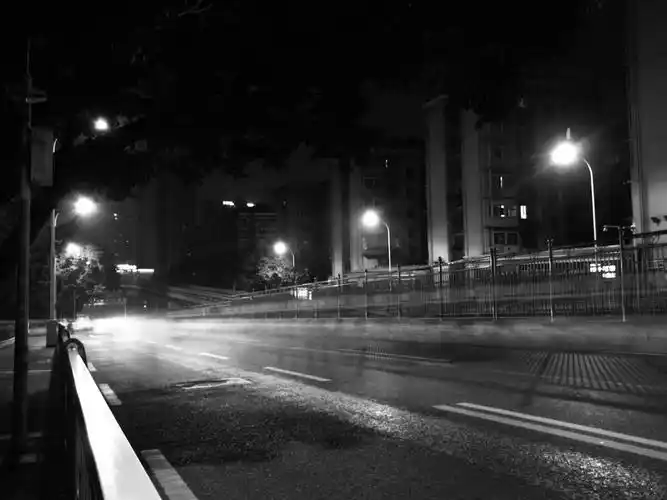 在黑的夜晚也有路灯在孤独的路上也有飞驰而过的汽车