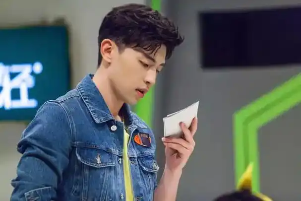 退网1年后再看邓伦如今的窘境他很可恨也很可悲