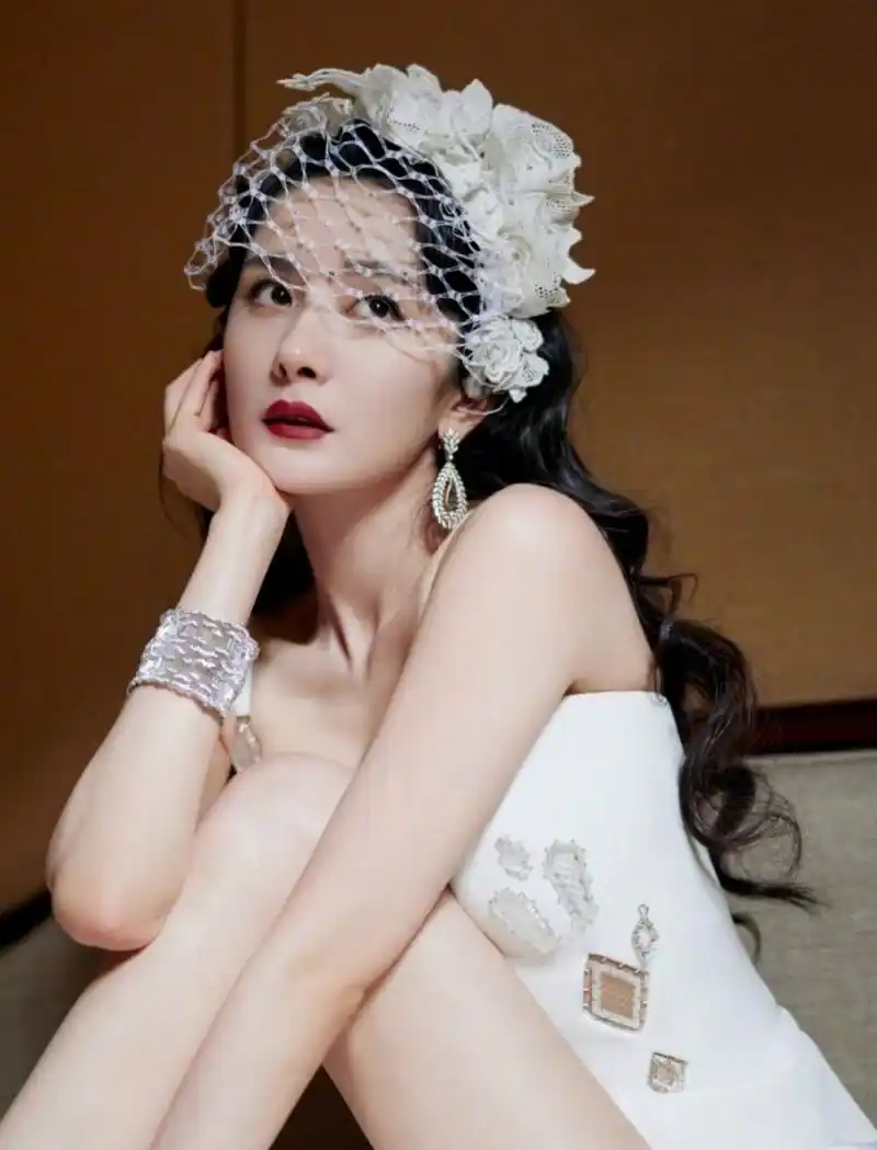 vogue新篇章之夜 杨幂身穿ulyana sergeenko 高定礼服出席vogue新篇章