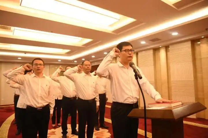 沙坪坝区政府新任命国家工作人员进行宪法宣誓