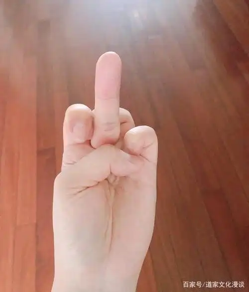 道教有位神仙为何要"竖中指"?看完才发现其中的玄妙