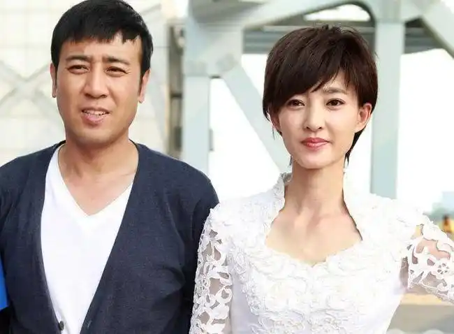 于和伟王丽坤最新消息于和伟和王丽坤在机场牵手