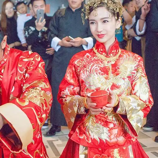 冬季结婚明星都爱穿中式龙凤褂,配上这发型美呆了