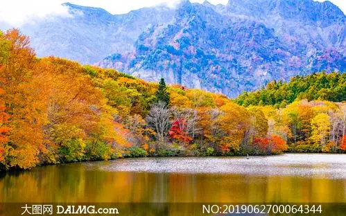 秋季静谧的湖泊美景摄影图片