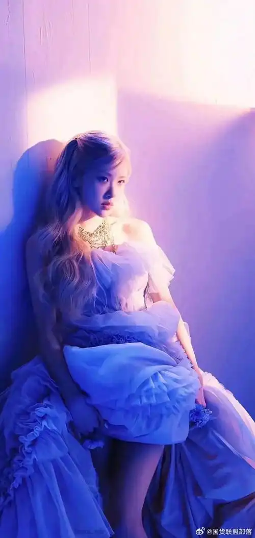 朴彩英rose的美貌和歌声一直让人难以忘怀,她的壁纸也