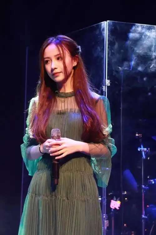 "网红清流"周二珂,一袭淡紫仙女裙现身活动,清新脱俗美翻全场