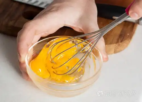 椰子皮鲑鱼准备.男子打鸡蛋