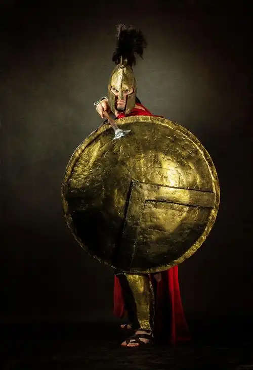 拿着矛和盾的外国男人