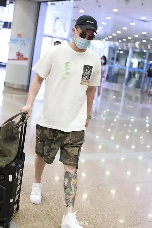 组图:欧豪迷彩装扮清爽帅气 架黑超低调赶路"花腿"吸睛