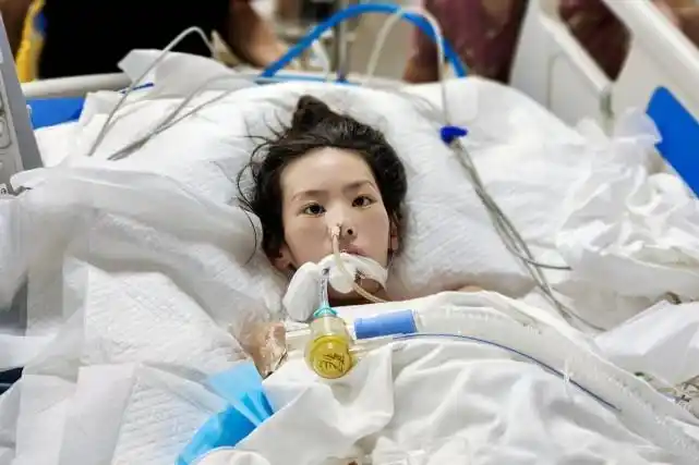 女孩突然晕倒进icu母亲哭诉命比钱重要负债也要留住女儿