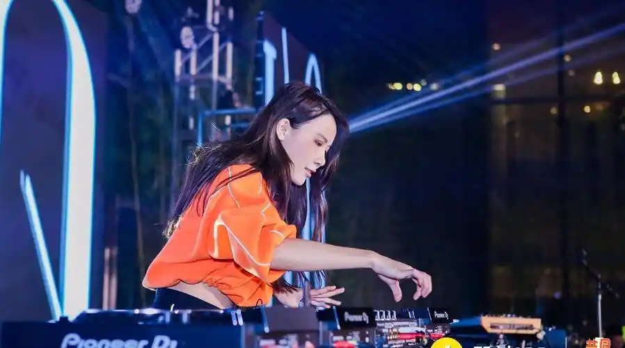 打碟美女美女dj打碟图片dj-una打碟图片即刻电音剧照高清图片djhenney