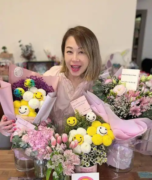 原创黄浩然忙里偷闲为老婆庆生莫家嘉有你们就满足