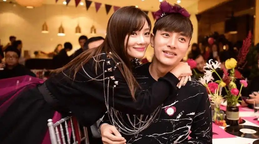 贾乃亮疑似新恋情曝光,和短发美女前往住处,网友炸锅了!