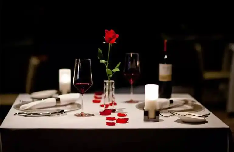 用烛光晚餐,共渡两个人的浪漫