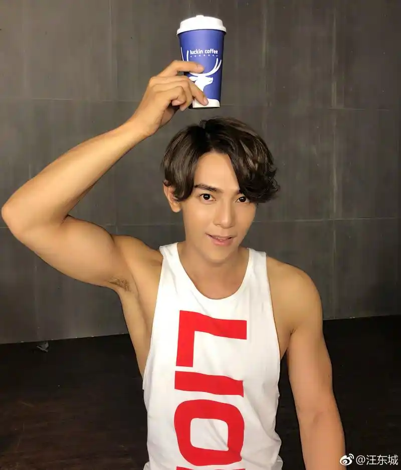 汪东城泳池写真秀身材,巧克力腹肌荷尔蒙爆棚,禁欲十足魅力尽显