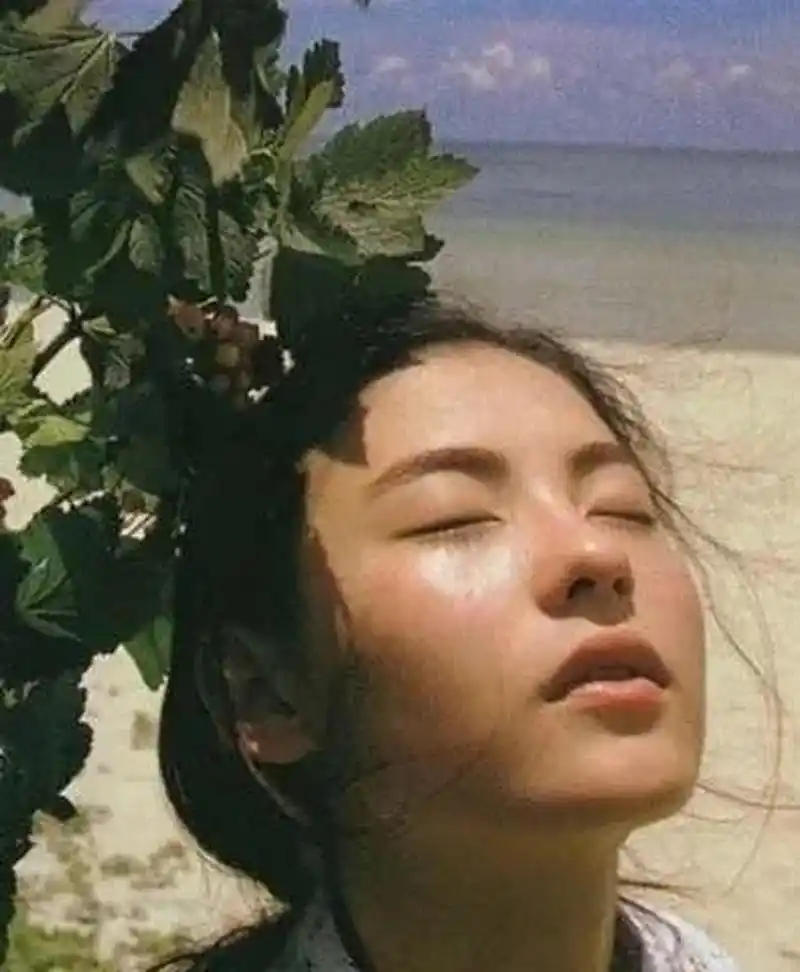 2003年,陈小春张柏芝两人同游曼谷,游泳池旁张柏芝穿着比基尼,娇嗔地