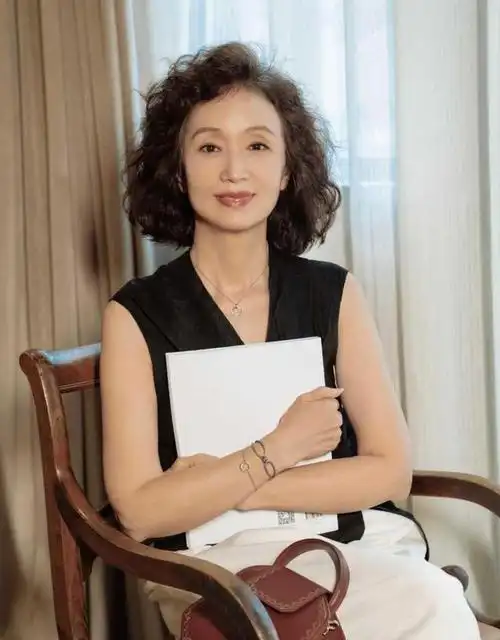 时尚的外国风格和气质,对于60岁的女性来说,这种发型也很老.