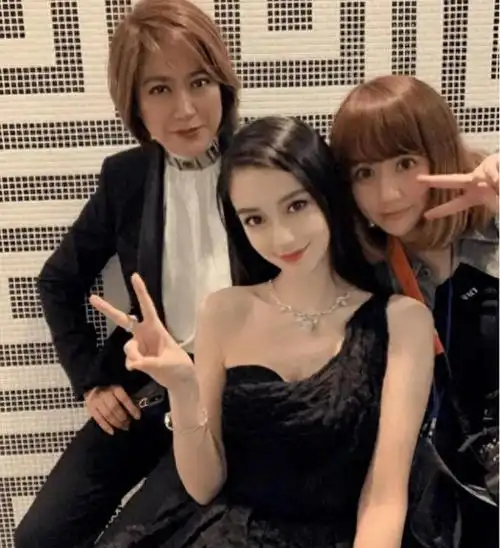 杨颖一天3瓜曝经纪人已找下家新物料被骂受权志龙吸毒牵连