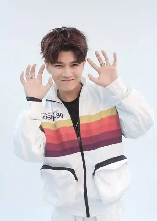 名利双收的任嘉伦,私生活与名牌服饰绝缘,仅因童年的一个习惯_运动服