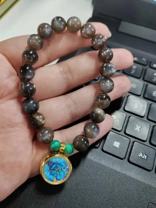 加了一个唐卡绿财神,旁边两颗孔雀石,有点意思,自己设计,重拾手工兴趣