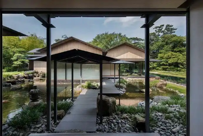 这栋日本的超级豪宅这位于东京附近海岸悬崖上的国家公园内,占地5300