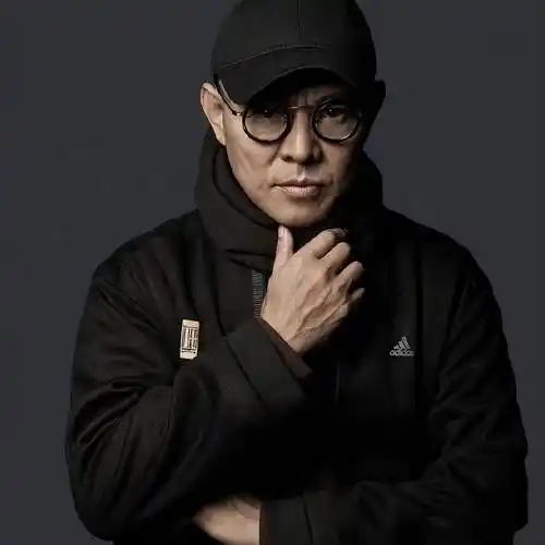 60岁李连杰罕出镜,黑衣黑帽上像落一层灰,好似工地上的瓦工师傅_消息