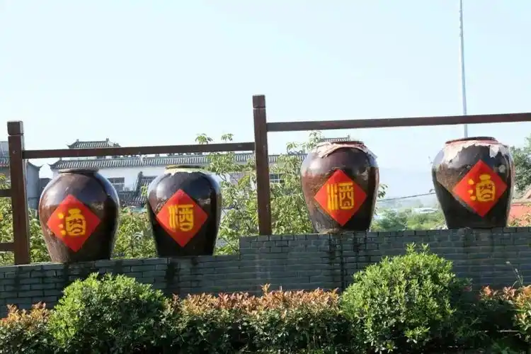 中心和游览胜地,其悠久的历史古迹,深厚的文化底蕴,独特的自然景观