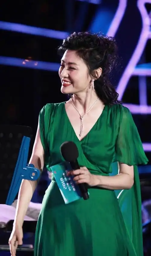 周涛的舞台魅力真不假一袭绿色连衣裙录节目半扎发型气质惊艳