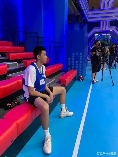 篮球体育生yyds!身高2米的四川00后篮球校草,发育的太好了!