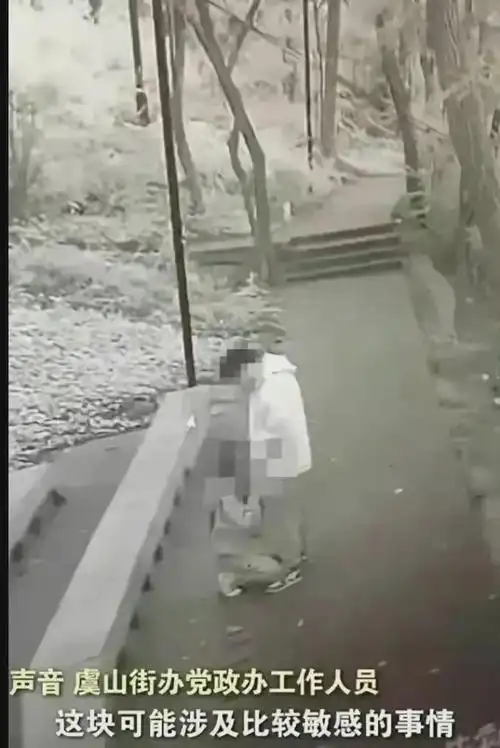 公园现场男女野战引发狂潮!多人围观震撼不已!