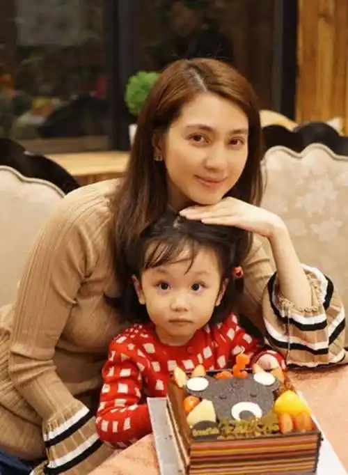 19岁进入娱乐圈,未婚先孕男友不承认,现姐弟恋幸福美满_洪欣_张丹峰