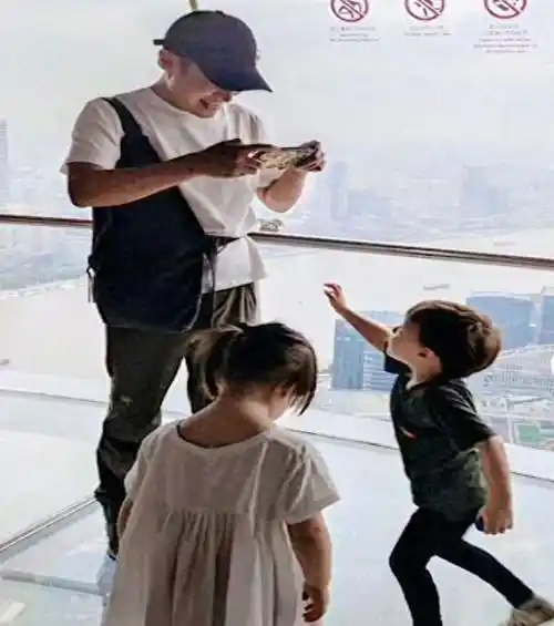 撒贝宁1家4口现身上海东方明珠儿子正脸超帅小撒狂拍照父爱满满
