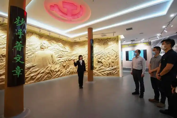 6月1日,在李大钊烈士陵园,讲解员为参观者介绍"不朽的功勋——李大钊