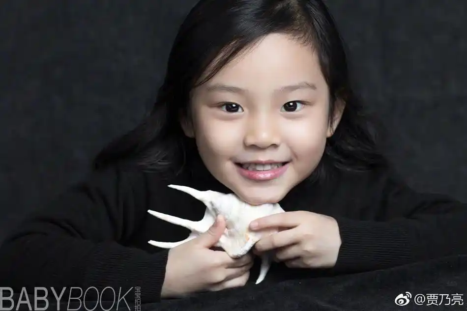 组图贾乃亮晒一家三口大片为女儿庆生甜馨挤眼卖萌越来越美