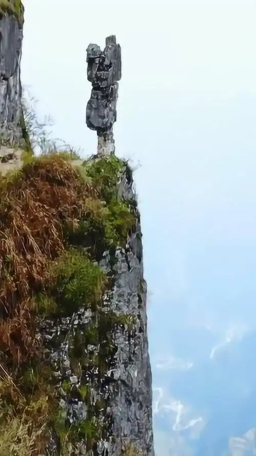 绝壁上一块石头被称为望夫石一个女人抱着孩子无数个夜晚等待丈夫的