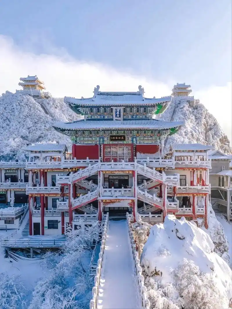 老君山恢复营业了,推出了599双人门票 风景名宿 双人往返索 - 抖音