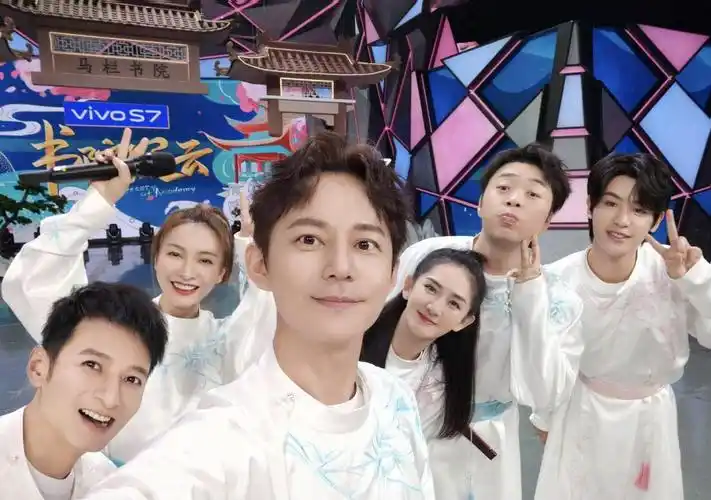 justin&快乐家族大合照释出 前方有一大波小树杈可爱营业