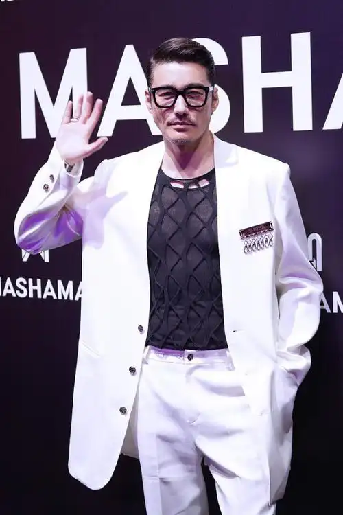 51岁胡兵亮相时装周穿半透明打底衫秀身材这造型气场真强