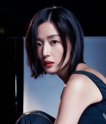 发型:这次全智贤的发型绝对能让大家模仿起来,相信很多人绝对就要带着