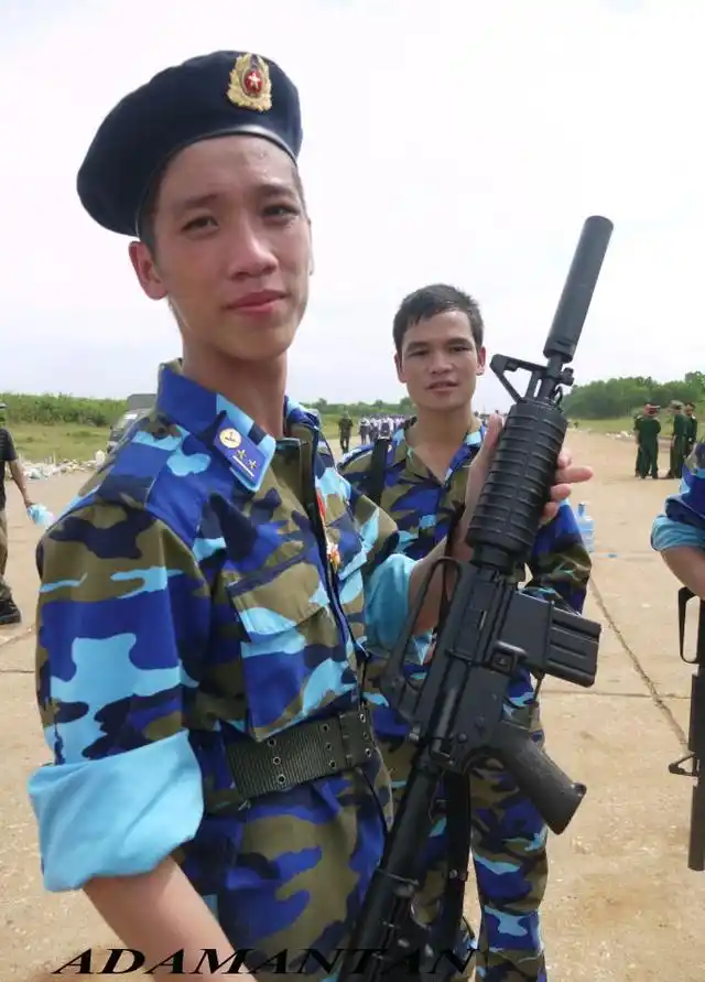 身着新式作战服配带新式步枪的越南士兵